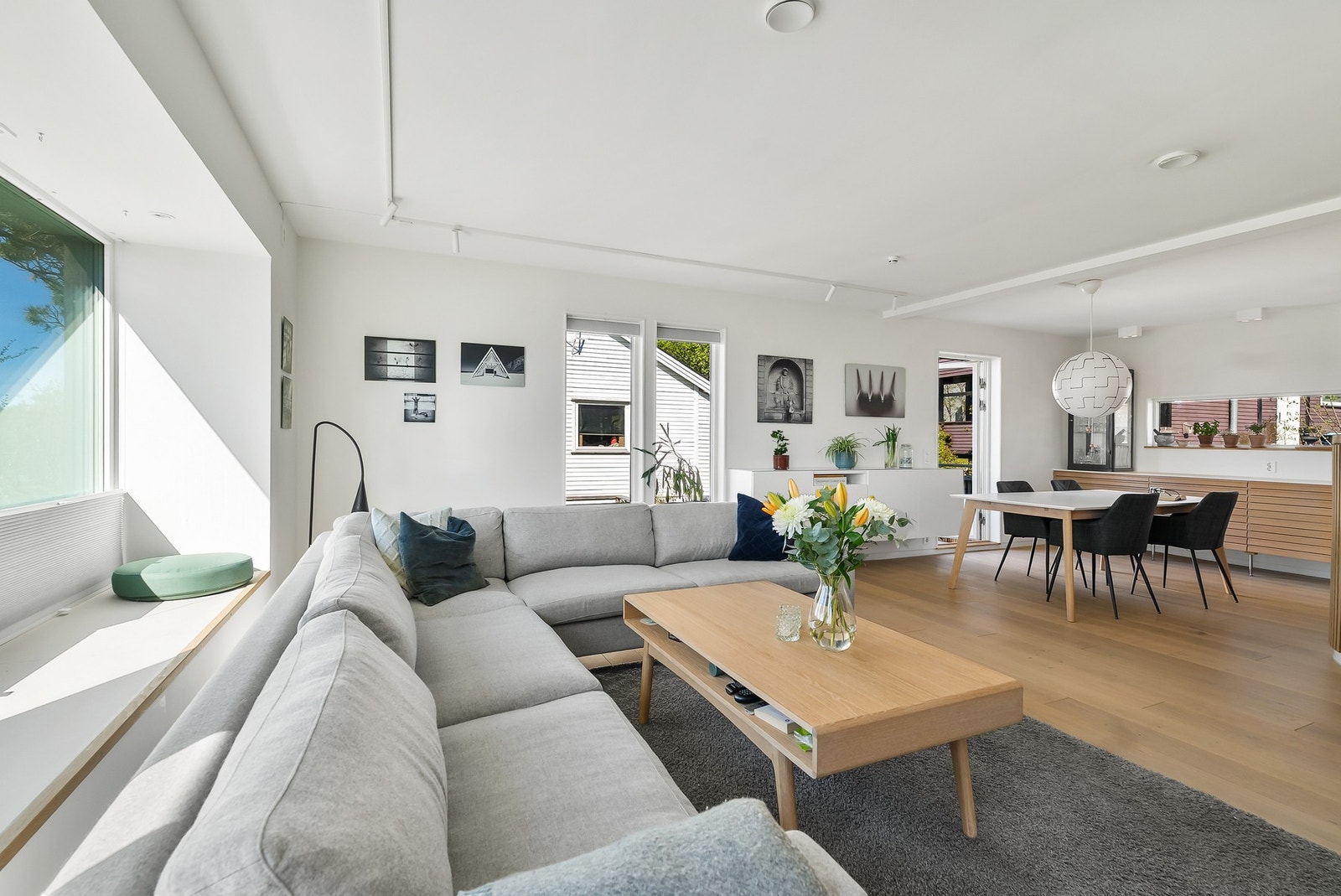 Spisestuen og stuen har en naturlig soneinndeling med plass til både måltider og hygge. Galleribilde