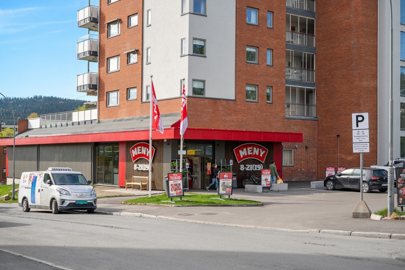 Dagligvarer handler du enkelt hos Meny, Kiwi eller Joker på Kringsjå. Tåsen Nærsenter tilbyr ytterligere servicetilbud som apotek og blomsterbutikk Galleribilde