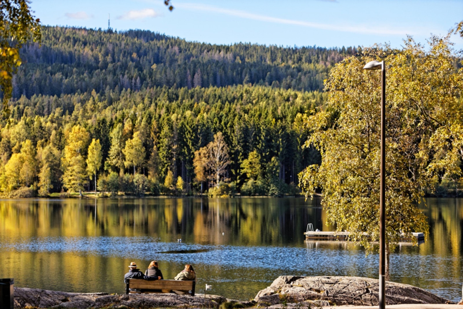 Like i nærheten ligger Sognsvann - et populært utfartsområde med badeplasser, volleyballbane, turstier og lysløyper Galleribilde