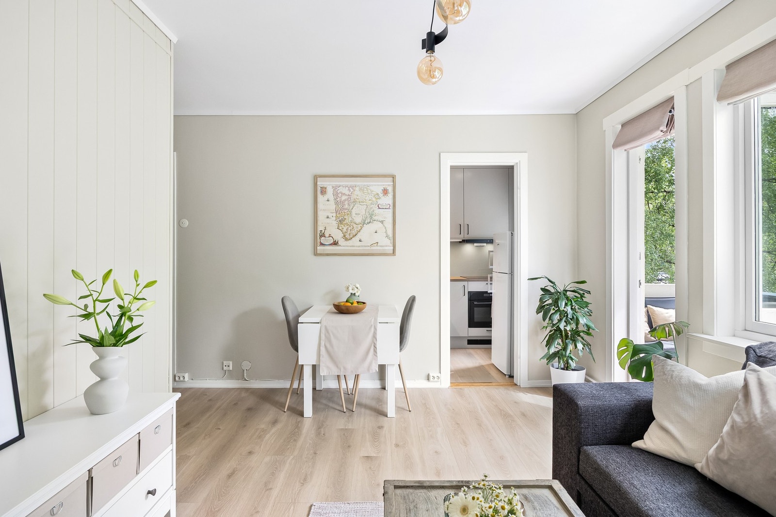 Lekker 1-stavs gulv og slette overflater malt i en delikat farge gir leiligheten en moderne og luftig romfølelse Galleribilde