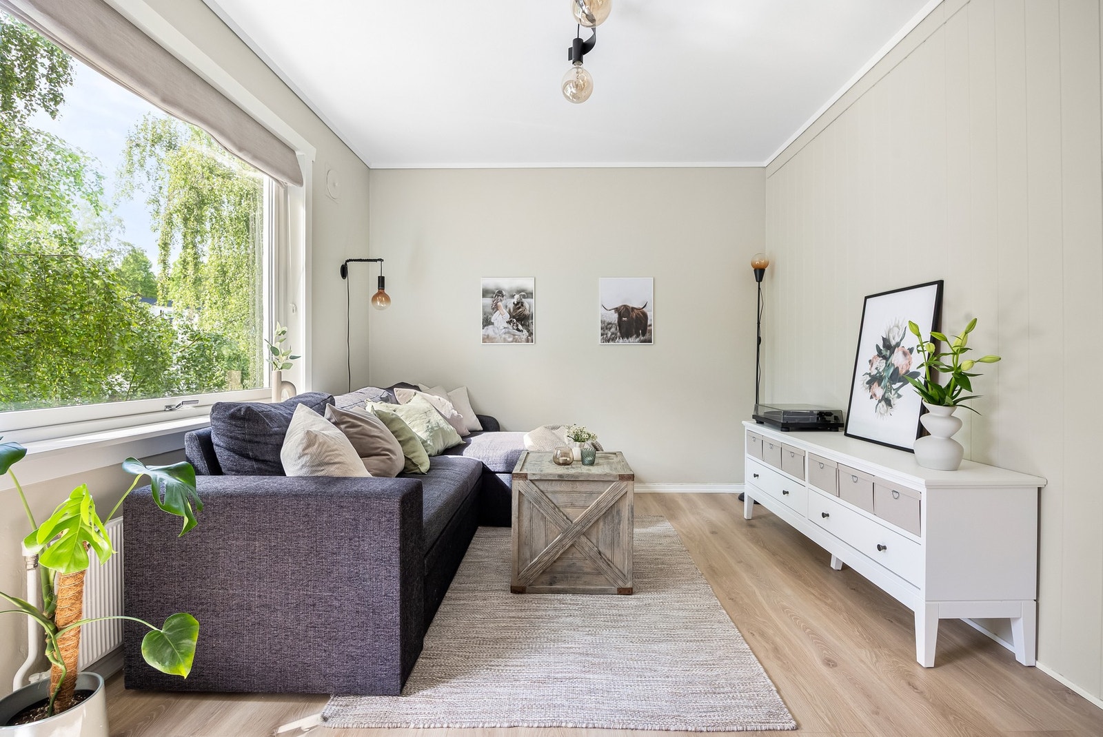 Stuen er av god størrelse med naturlige møbleringssoner for sofagruppe med tilhørende møblement, samt spisestue Galleribilde