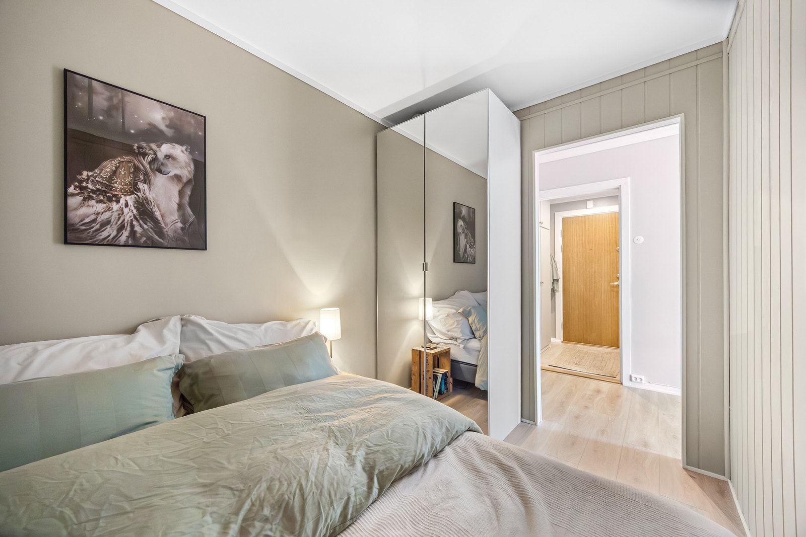 God plass til garderobeskap og nattbord Galleribilde