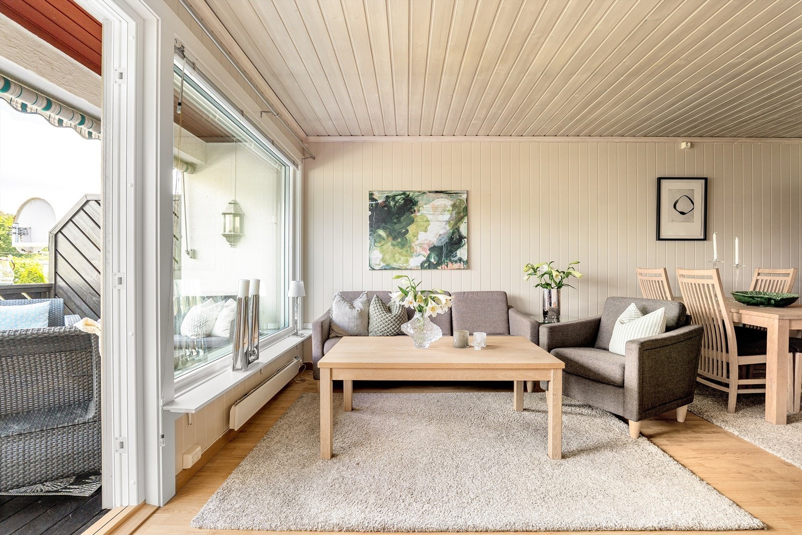 På fine sommerdager er altanens ca. 8 kvm. et prisverdig ekstra areal til leilighetens indre. Galleribilde