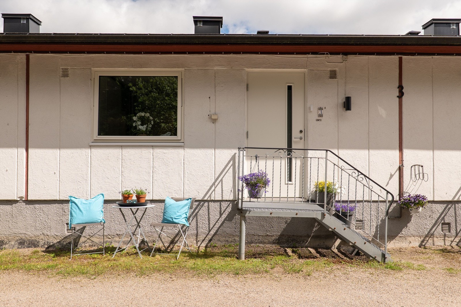 I årets lyse måneder er det sol foran inngangssiden fra utpå ettermiddagene. Galleribilde
