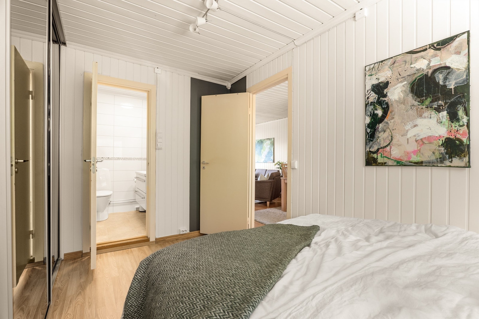 Bad forbundet med soverommet oppleves som en aldri så liten luksus i hverdagen. Galleribilde