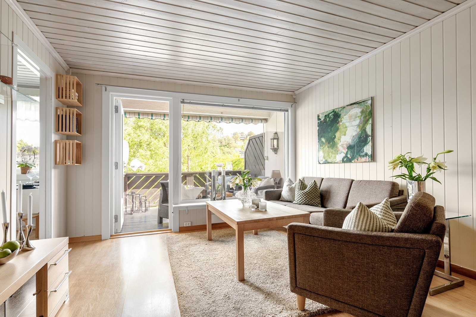 Lavere terreng i øst gjør leiligheten lite eksponert for innsyn. Galleribilde