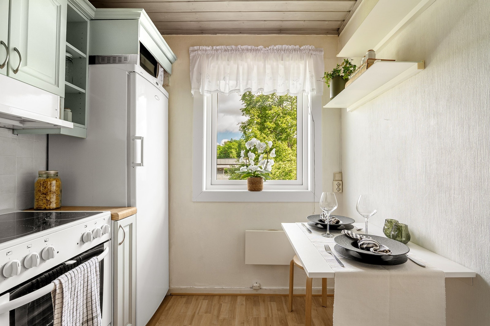 På kjøkkenet er det rom også for et mindre frokostbord. Galleribilde