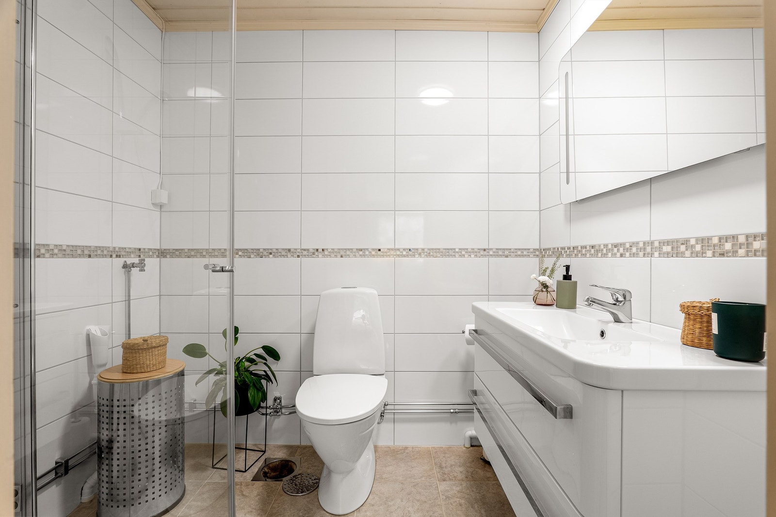 Badet ble pusset opp i 2013 og har to sluk; ett fra 2013, ett fra byggeåret. I gulvet er det også varme. TG3 er gitt forhold knyttet til sluk, membran og tettesjikt. Galleribilde