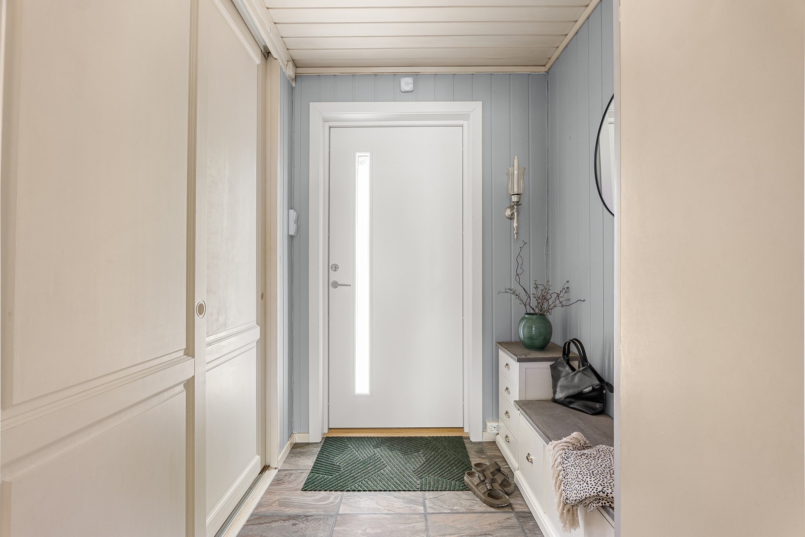 Bak entreens skyvedører finnes et dypere volum som kan benyttes til lagring eller yttertøy. Galleribilde