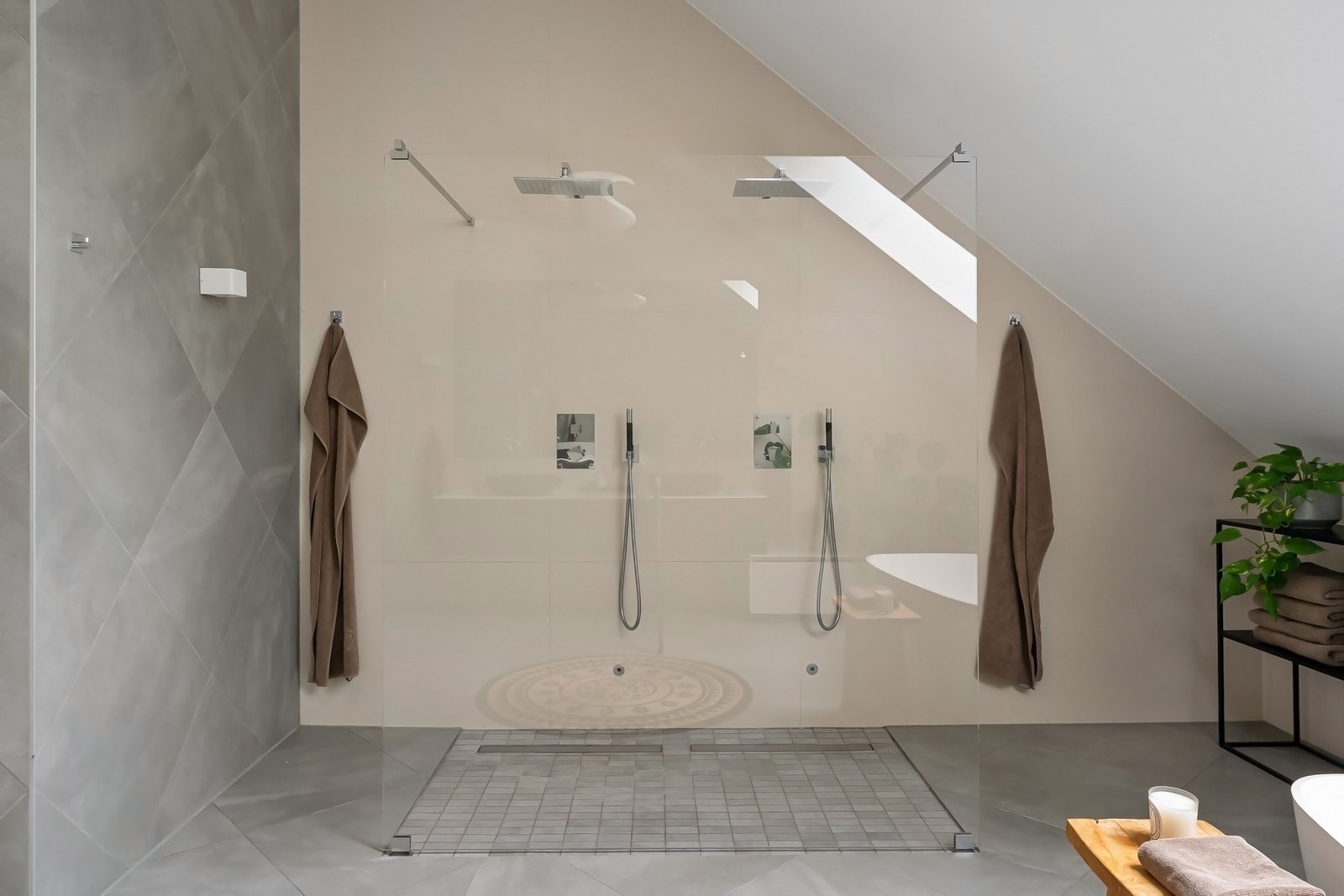 Dobbeldusj på badet tilknyttet hovedsoverommet. Galleribilde
