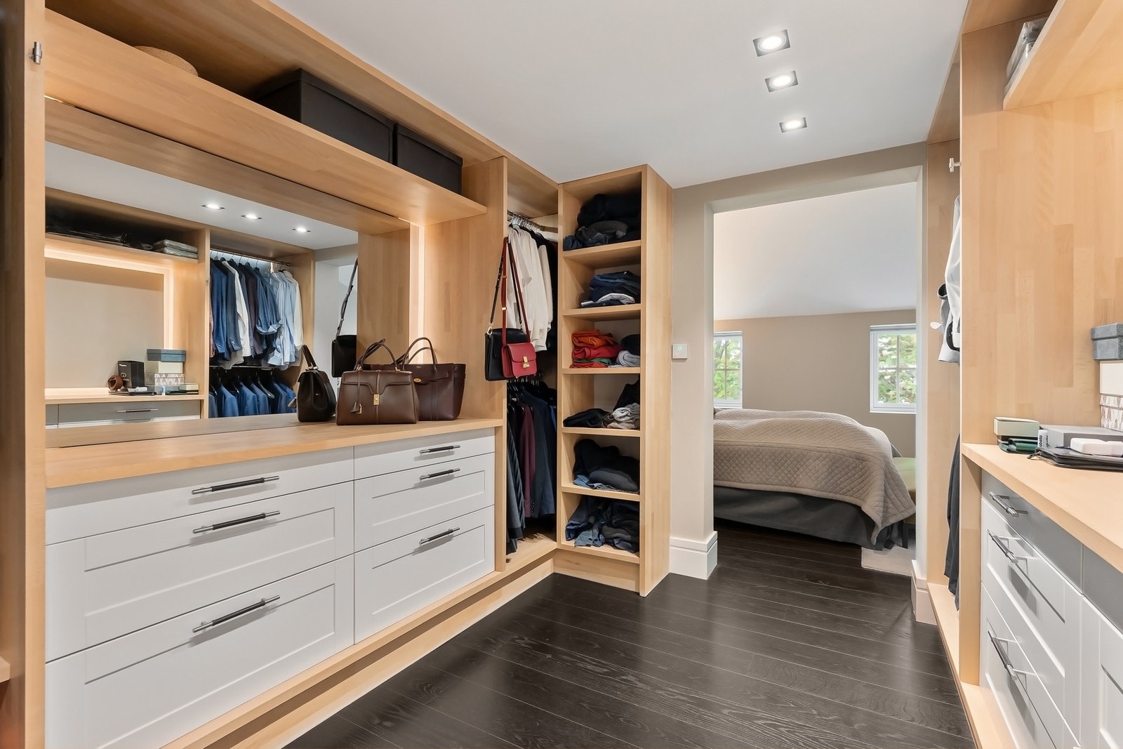 Walk-in-closet mellom hovedsoverommet og badet. Galleribilde