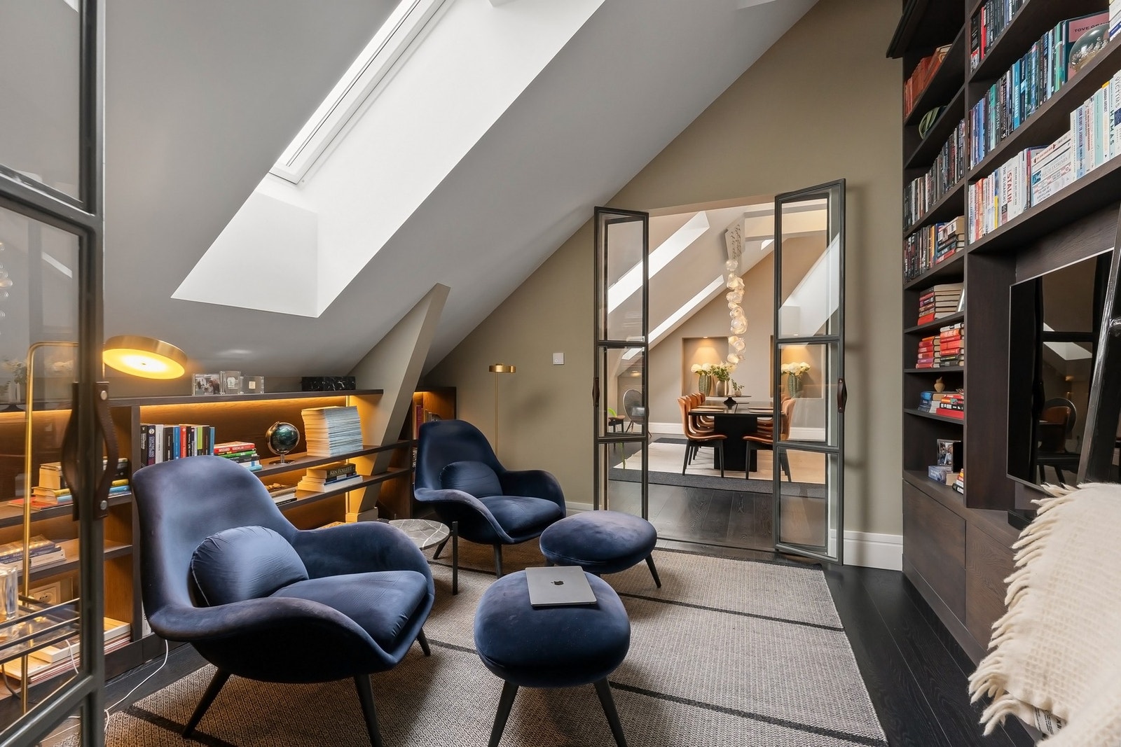TV-stue mellom spisestuen og stuen. Galleribilde
