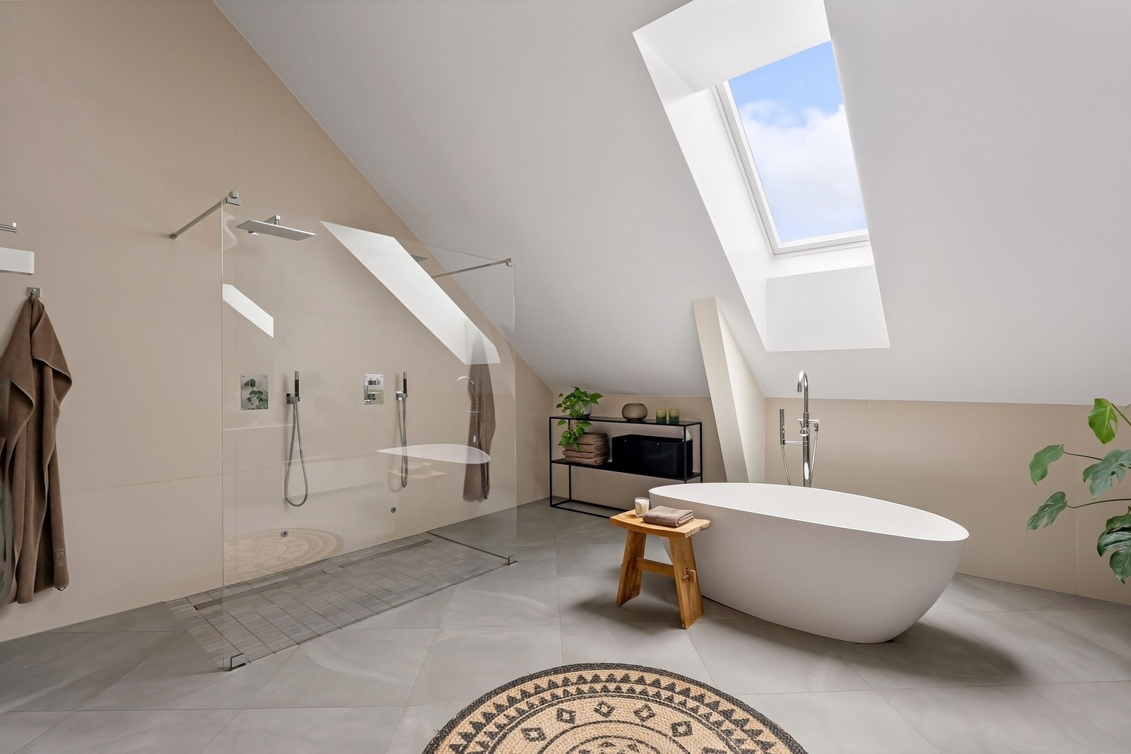 Badet har blant annet to dusjer og badekar. Galleribilde