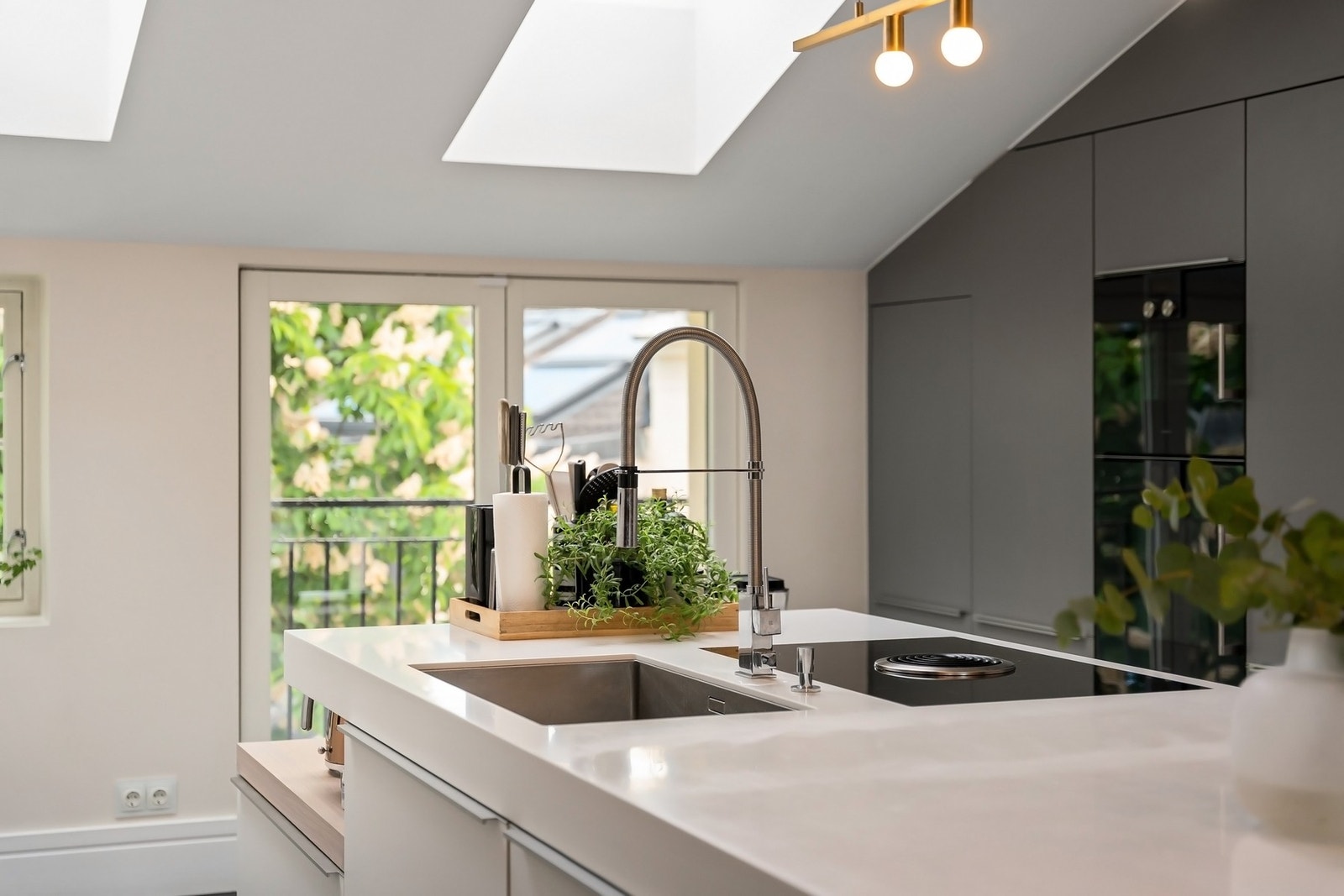 Påkostet kjøkken med integrerte hvitevarer fra Gaggenau. Galleribilde
