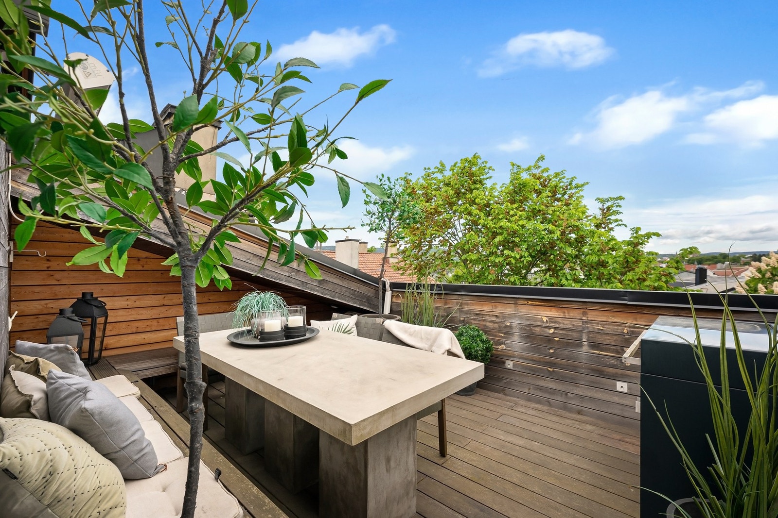 En sjelden bolig med privat takterrasse, fjordutsikt og ekstraordinær takhøyde. Galleribilde