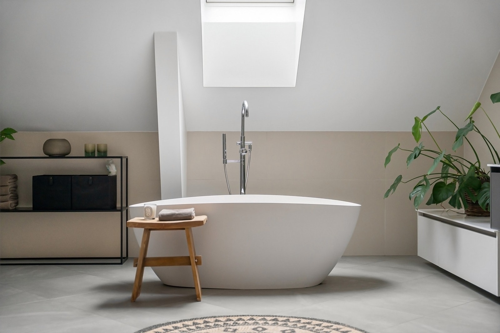 Takvinduer gir naturlig lys inn på badet. Galleribilde