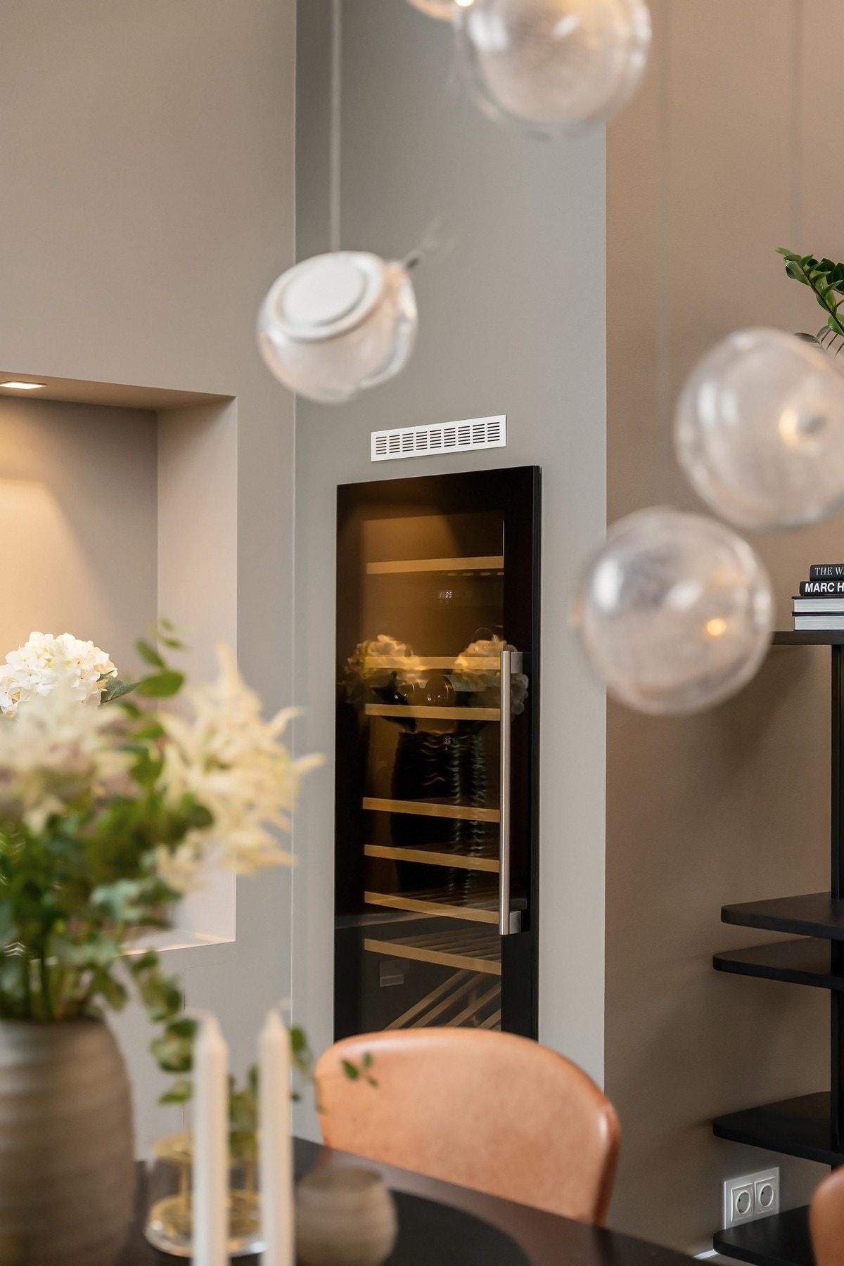 Vinskap integrert tilknyttet spisestuen. Galleribilde