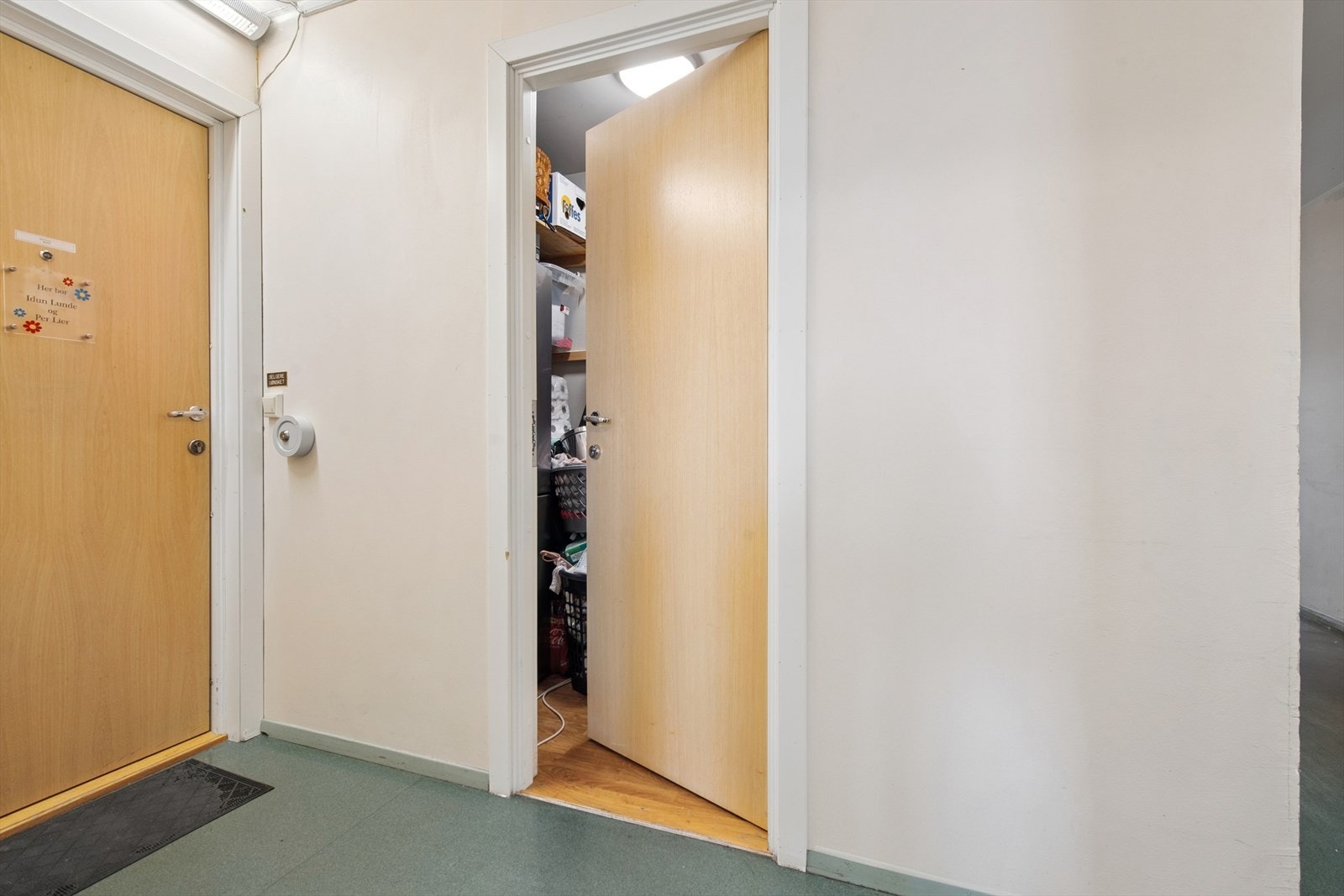 Leiligheten disponerer en praktisk, inntilliggende bod i felles gang, i tillegg til en bod i kjeller. Galleribilde