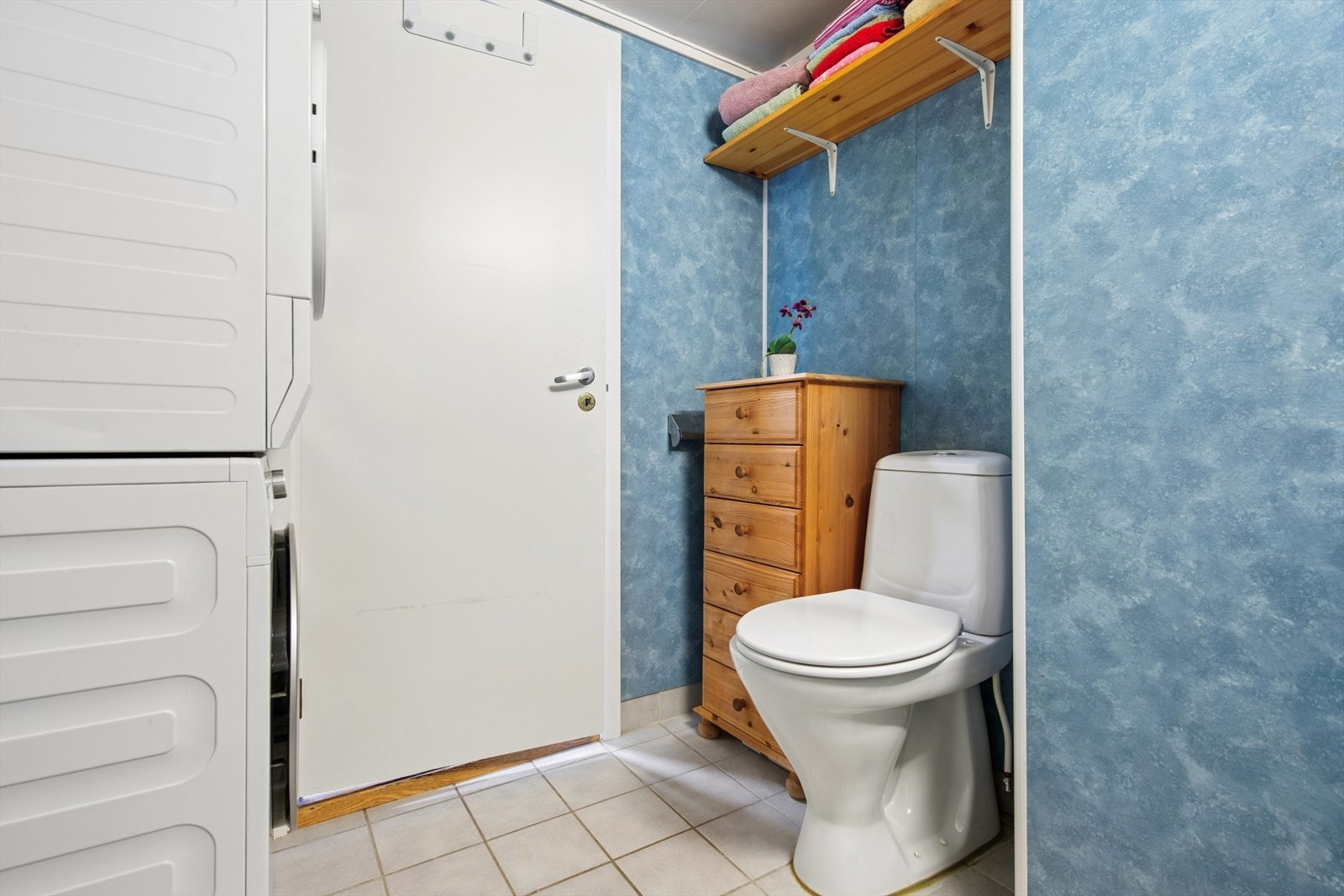 Det er opplegg for vaskemaskin på badet. Rommet har mekanisk avtrekk som er felles for bygget. Galleribilde