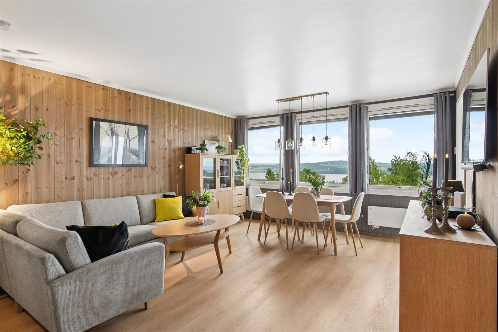 De brede vindusflatene gir godt med dagslys. Galleribilde
