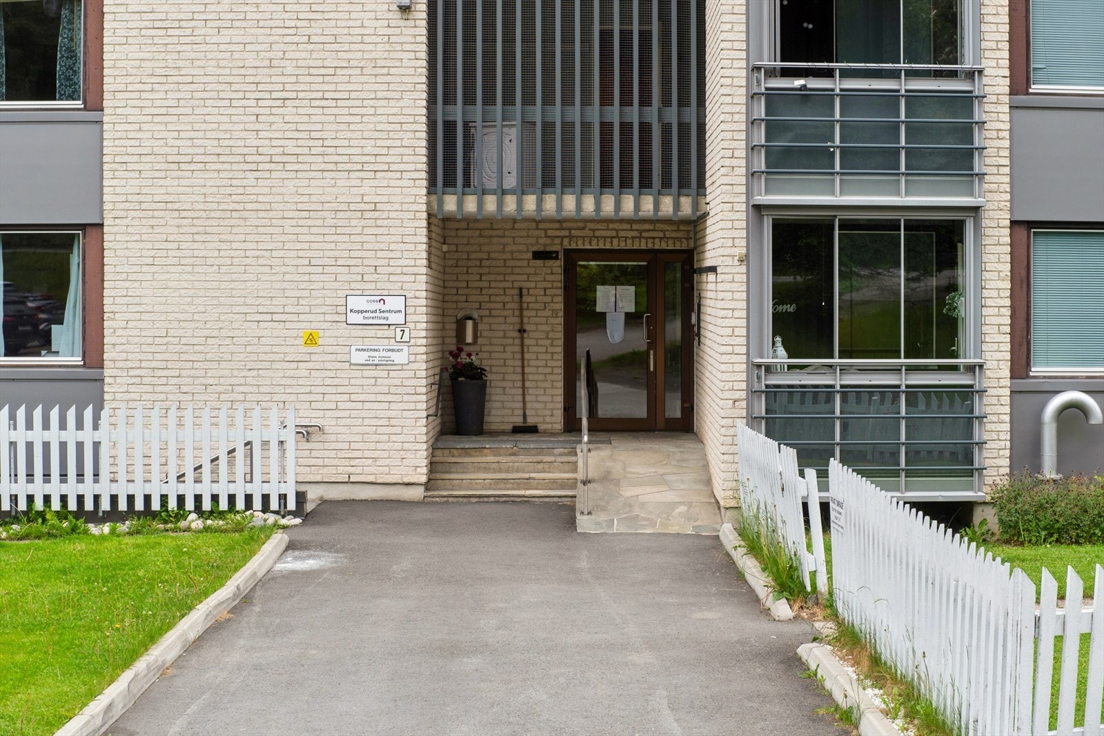 Felles inngangsparti til bygget. Galleribilde