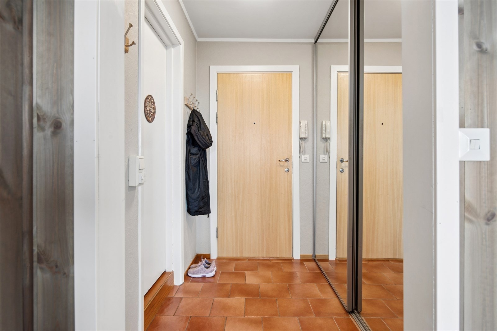 Entréen har plass til yttertøy og sko i en romslig skyvedørsgarderobe med speilfronter. Galleribilde