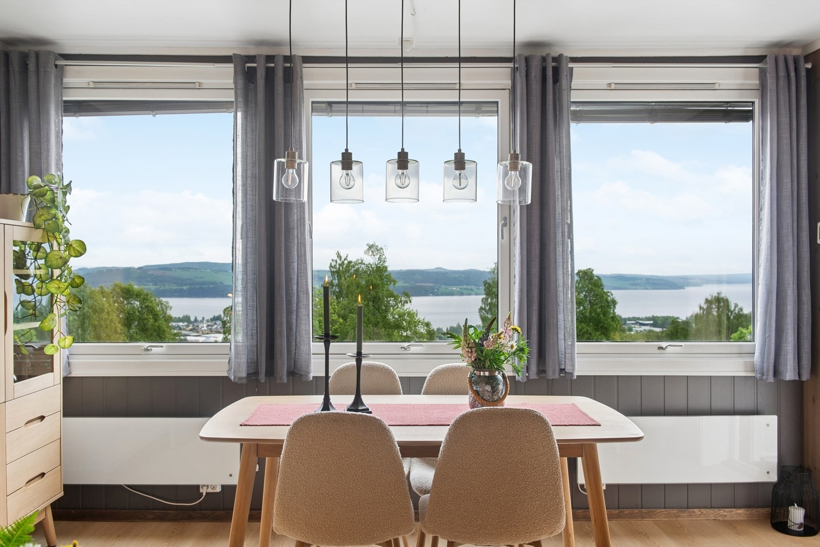 De sydøstvendte vinduene slipper inn rikelig med lys. Galleribilde