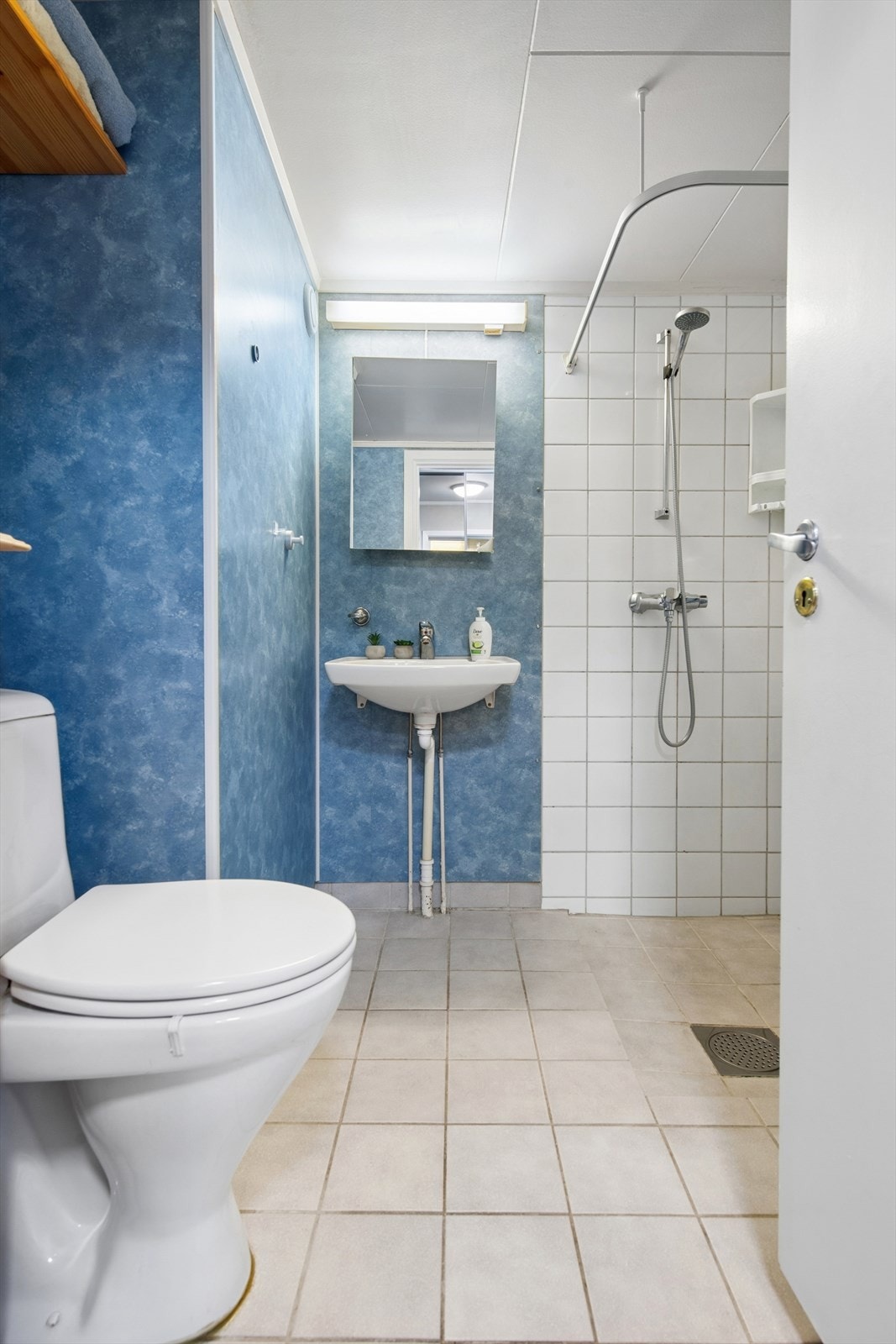Badet har flislagt gulv med elektriske varmekabler. Veggene har en kombinasjon av fliser og baderomsplater. Galleribilde