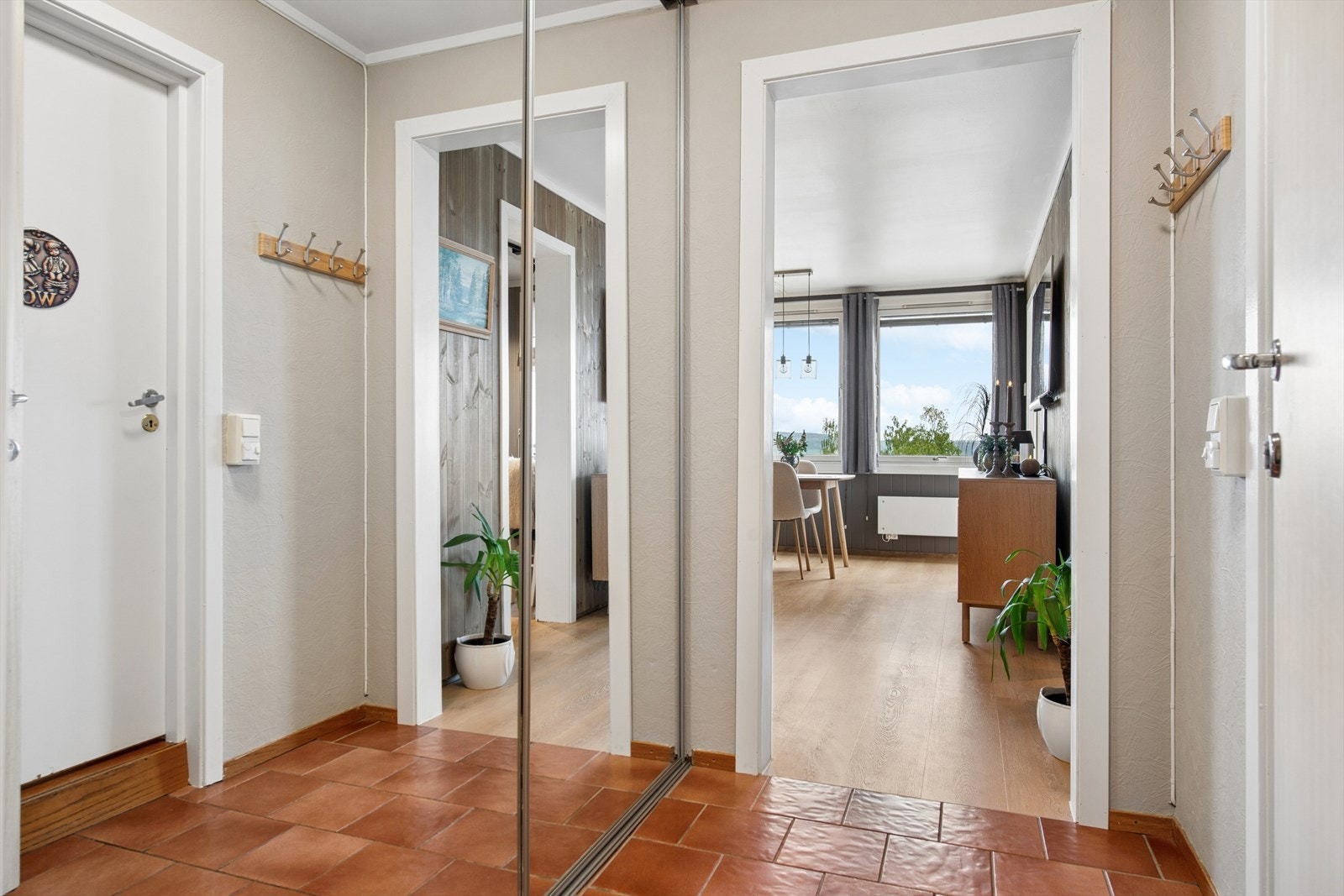Fra entréen åpner leiligheten seg opp mot stuen. Galleribilde