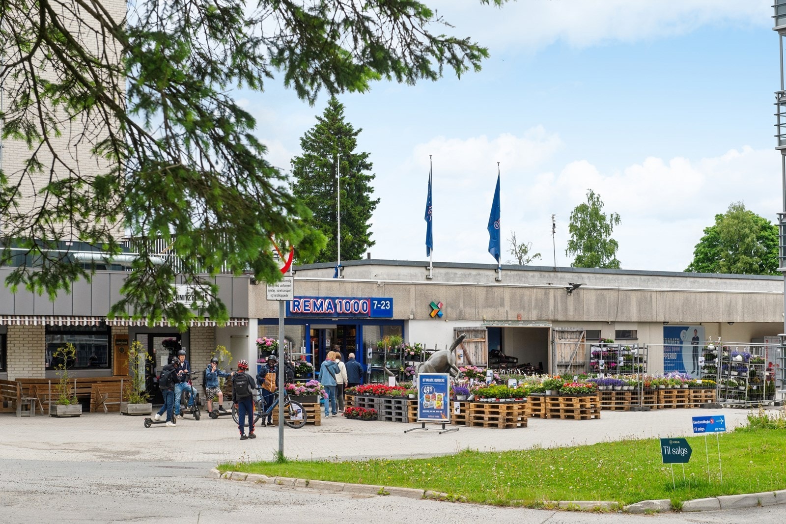 Dagligvarehandelen er enkel med Rema 1000 kun et par minutters gange fra leiligheten. Galleribilde