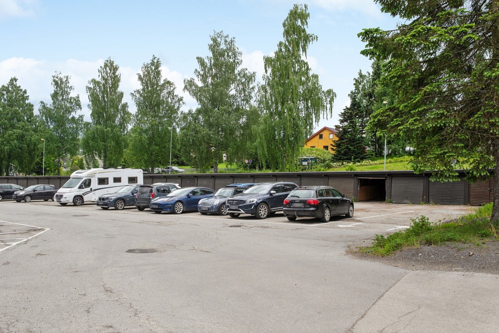 Parkering på felles, asfaltert parkeringsplass. Galleribilde