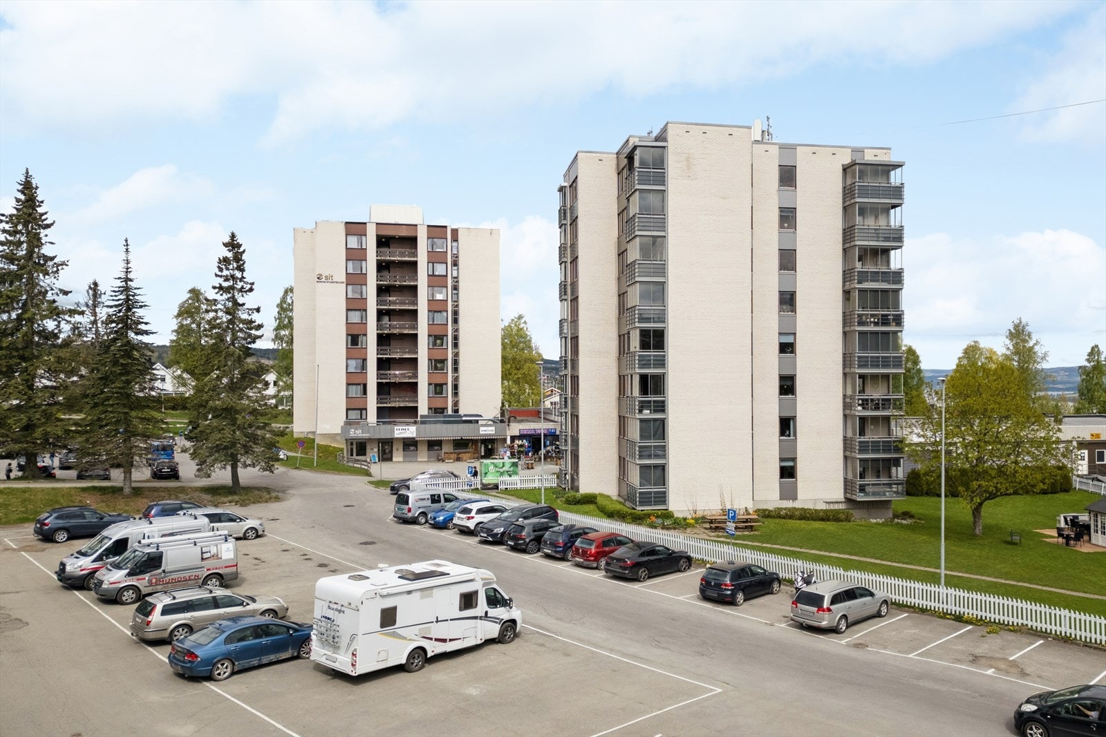 Bygget er fra 1972 og har heis. Kopperud Sentrum borettslag er tilknyttet Gjøvik og Omegn boligbyggelag. Galleribilde