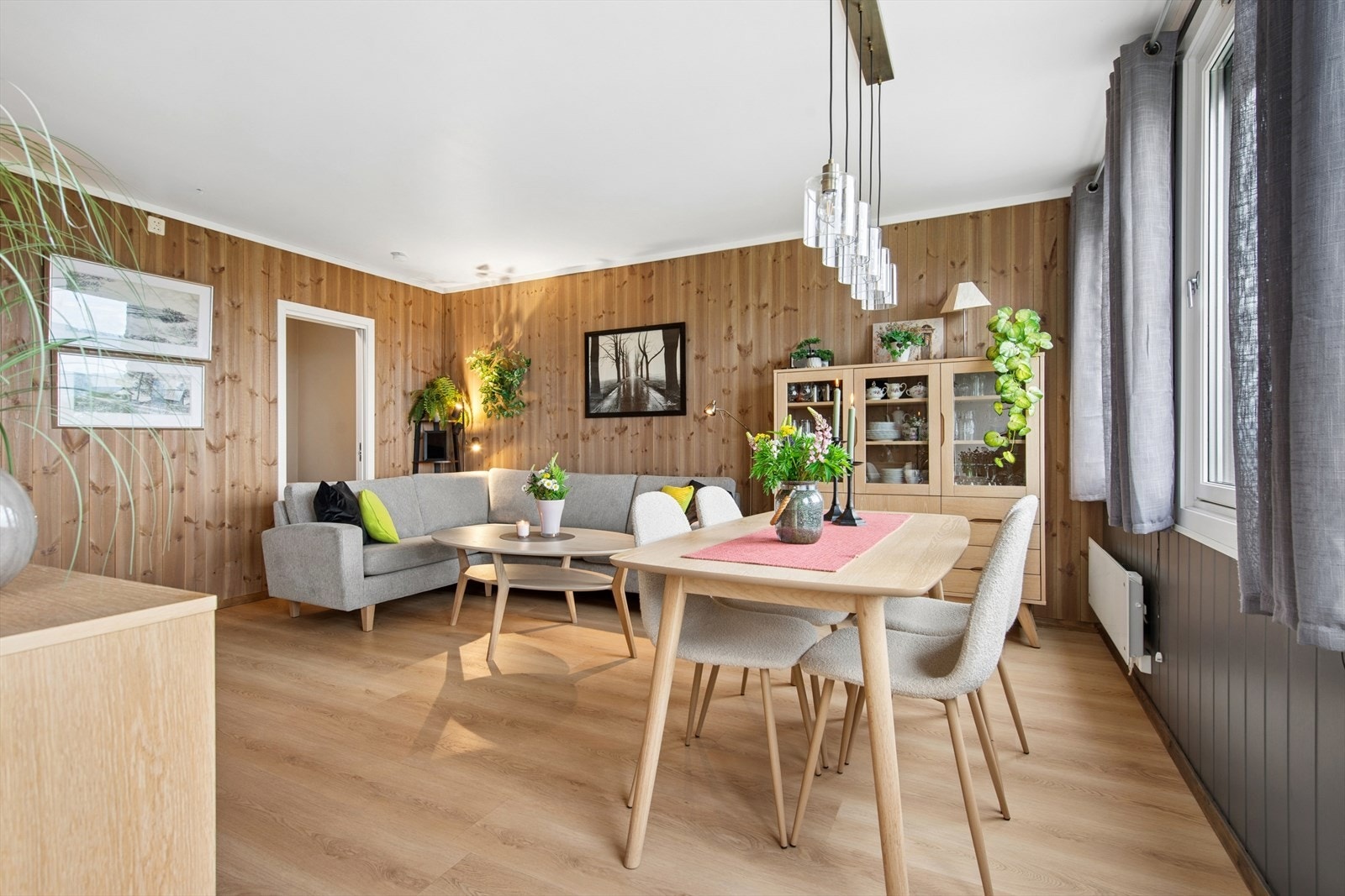 Gjennomgående materialvalg skaper en helhetlig følelse. Etasjeskillere i betong bidrar til god lydisolering. Galleribilde
