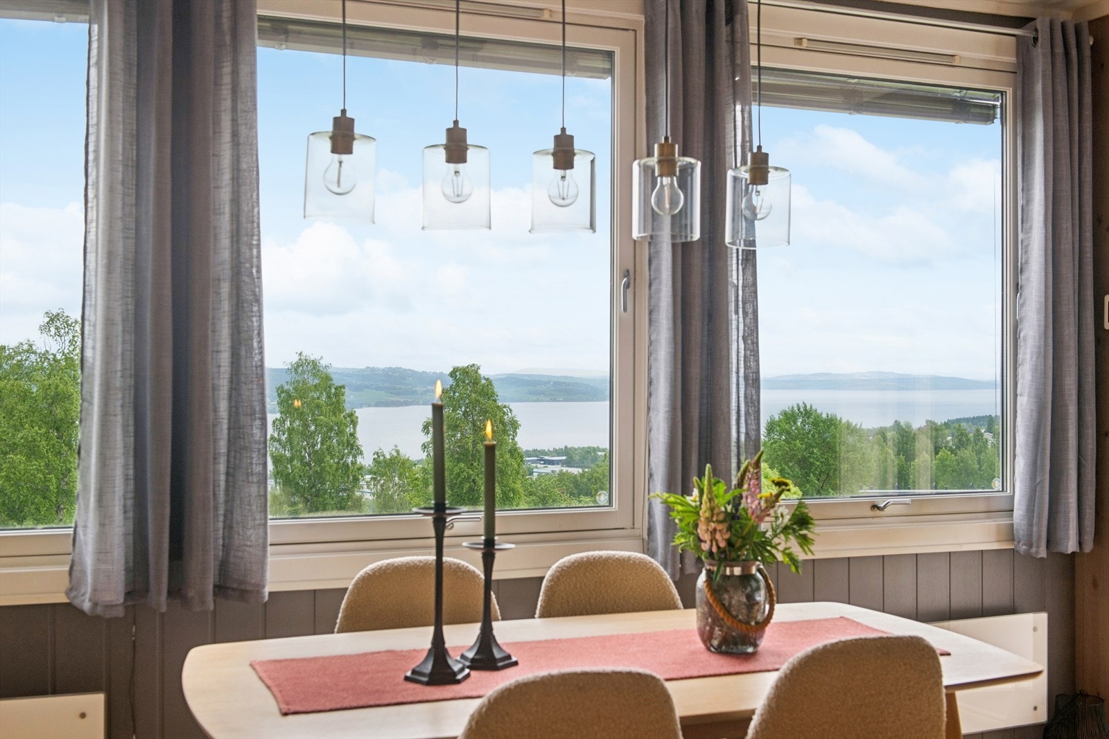 Fra stuen i 5. etasje er det en flott utsikt over nærområdet og Mjøsa. Galleribilde