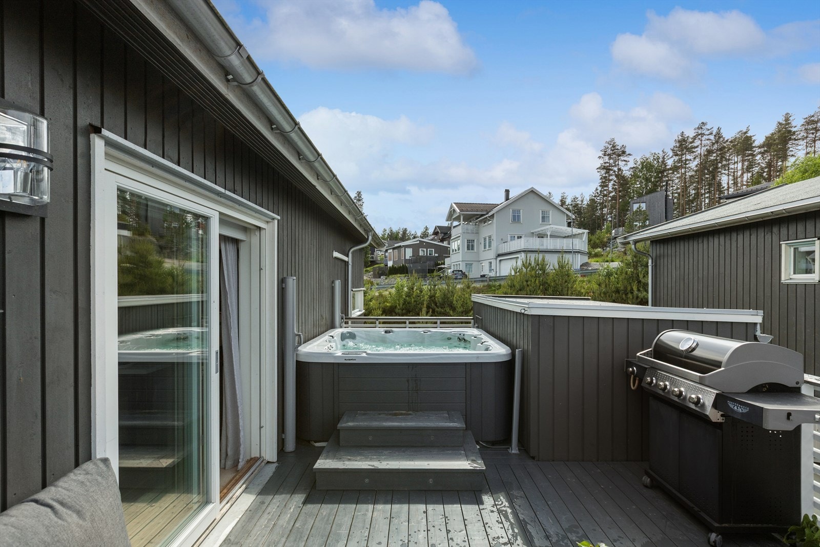 Her er det god plass til både sittegrupper, grill og utemøblement. Balkongen byr i tillegg på egen jacuzzi som setter prikken over i-en. Galleribilde