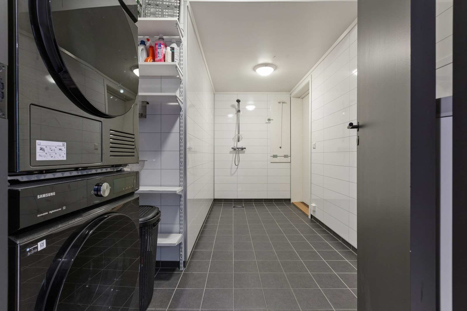 Praktisk vaskerom med opplegg for vaskemaskin, gode arbeidsflater og plass til oppbevaring av både klær og husholdningsartikler. Galleribilde