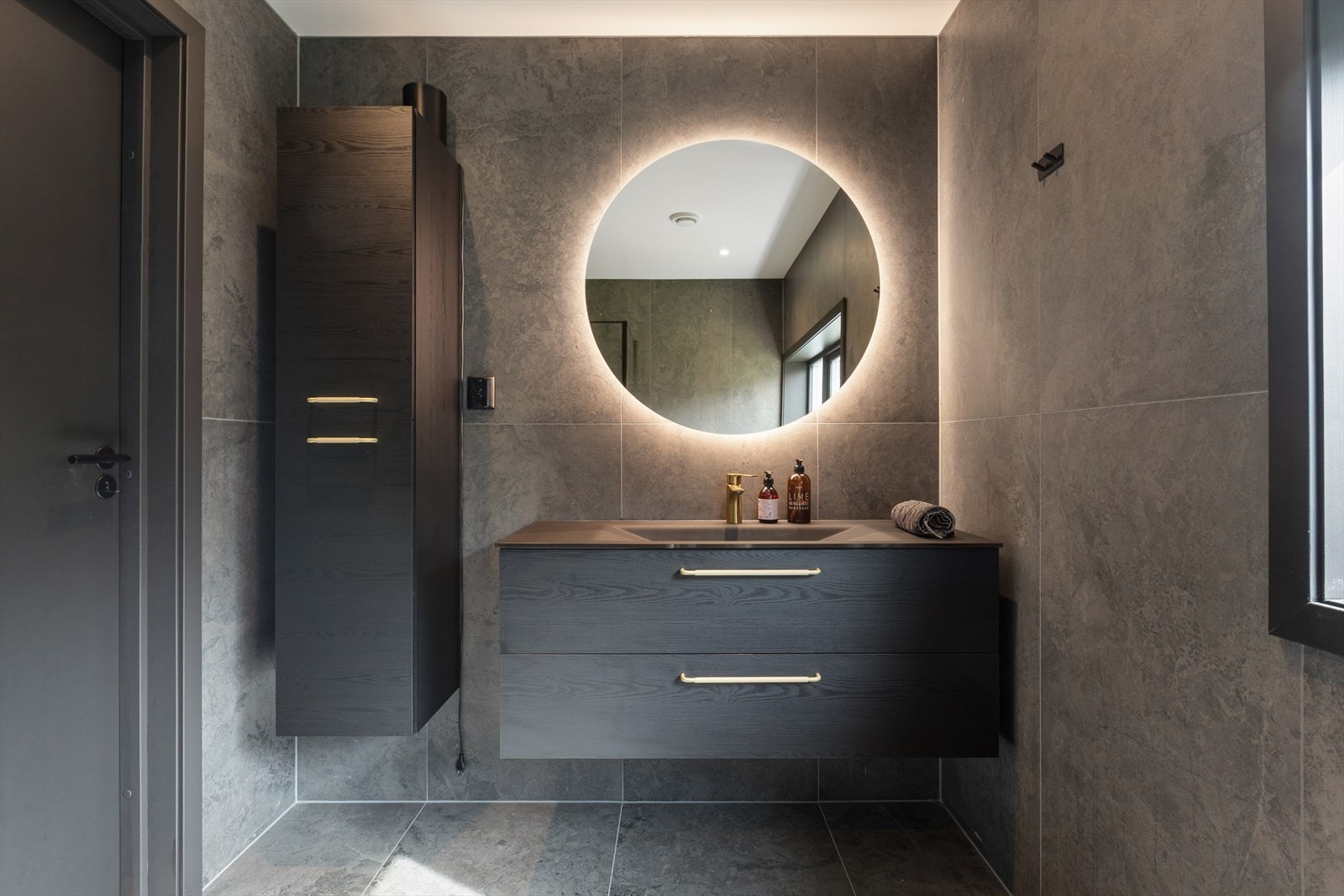 Badet er lekkert oppusset med delikate fliser på gulv og vegger, og fremstår moderne og tidsriktig i utførelsen. Galleribilde