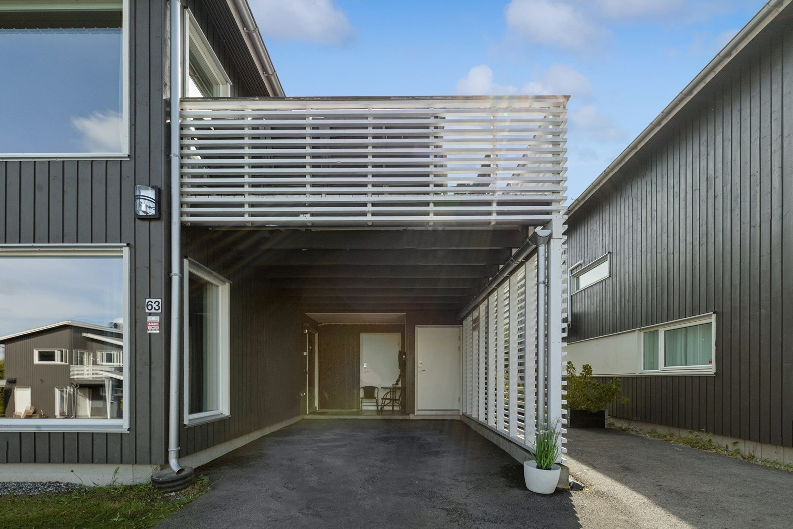 Boligen ønsker deg velkommen med carport, praktisk utebod og et overbygget inngangsparti som skaper et lunt og innbydende førsteinntrykk året rundt. Galleribilde