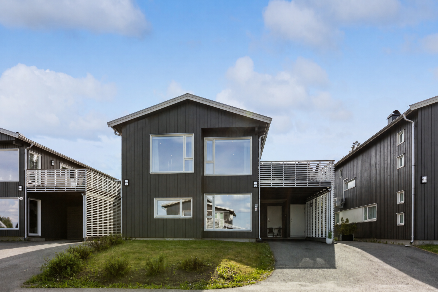 Her bor du med kort vei til skole, barnehager, dagligvarebutikk, idrettsanlegg og flotte tur- og friluftsområder året rundt. Velkommen til visning! Galleribilde
