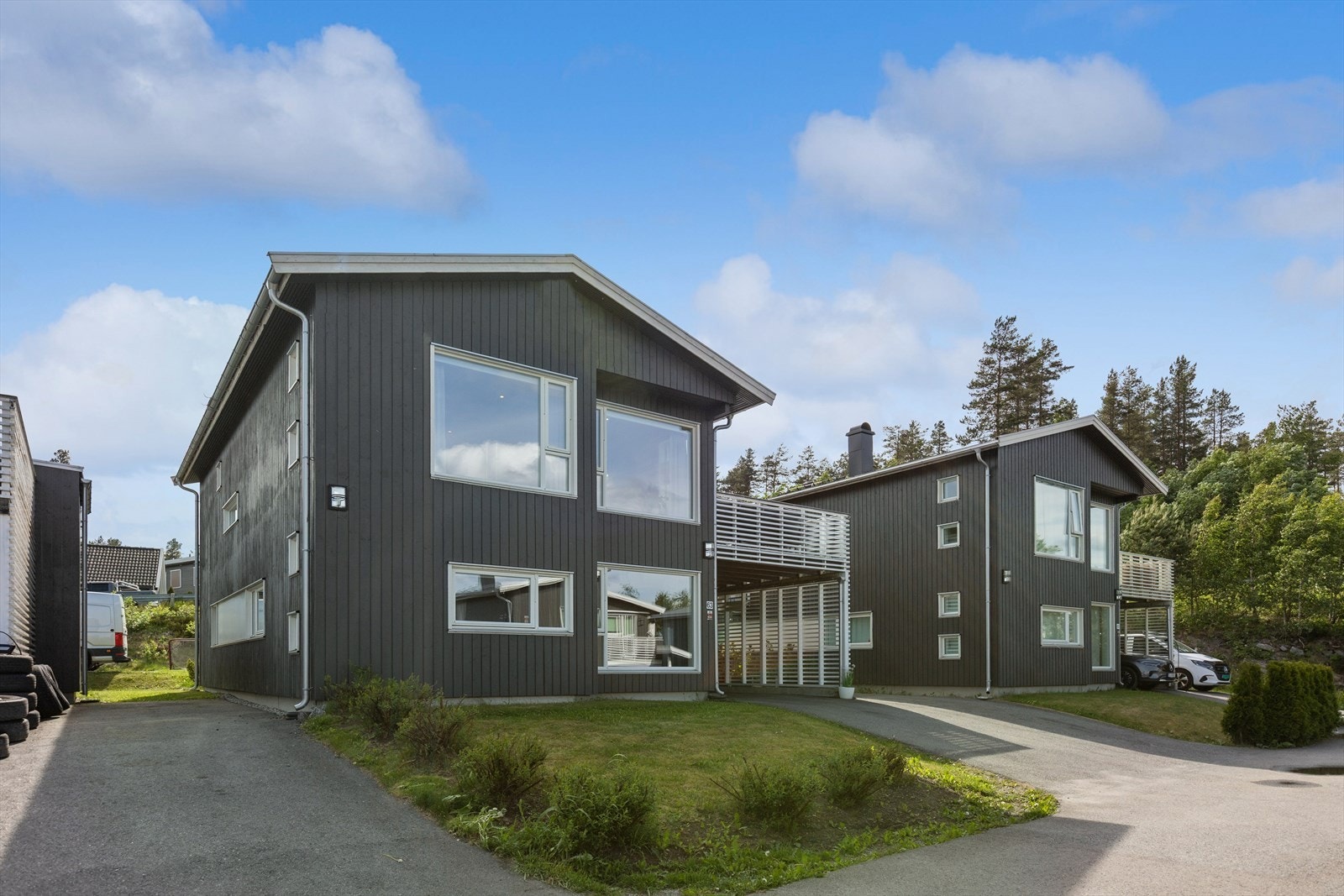 Boligen har en attraktiv plassering i et veletablert og familievennlig boligområde på populære Neskollen. Galleribilde