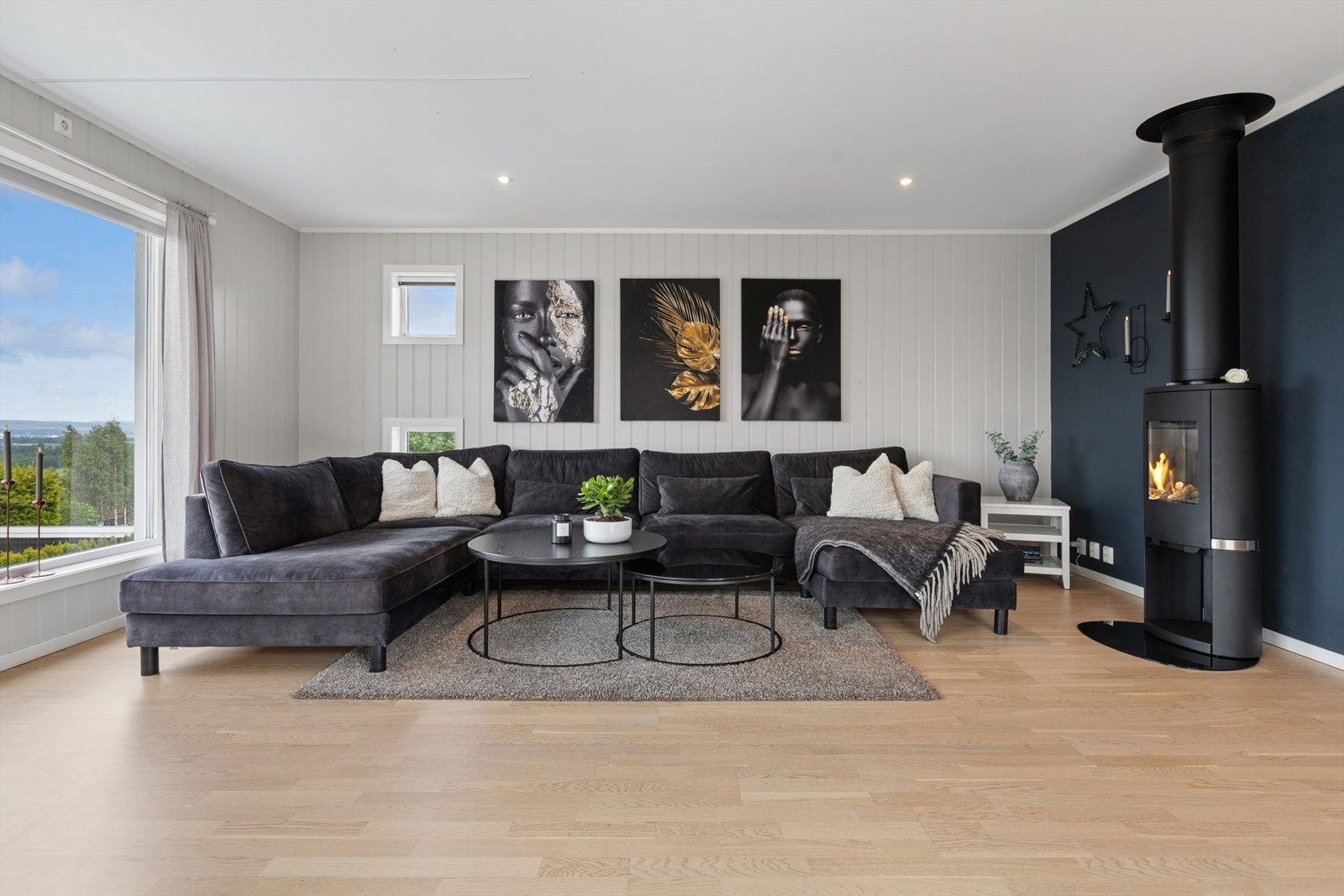 Vedovnen tilfører både varme og atmosfære, og gjør stuen til et naturlig samlingspunkt på kjølige dager. Galleribilde