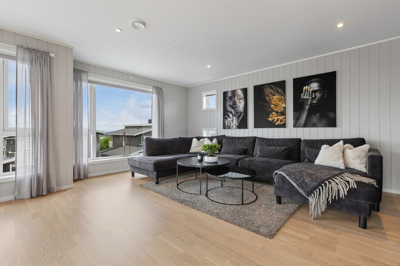 Stuen byr på svært gode møbleringsmuligheter og har plass til både sofagruppe og sosiale soner for hele familien. Galleribilde