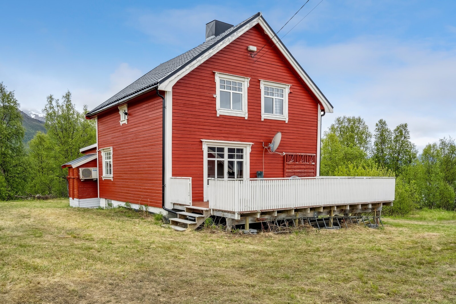 Boligen har et flott uteområde med gode solforhold. Galleribilde