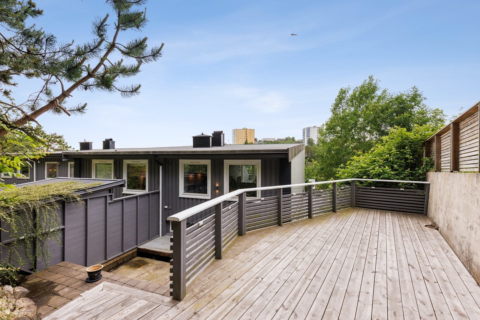 Usjenert terrasse på et høyere platå gode solforhold og plass til ute møblement Galleribilde