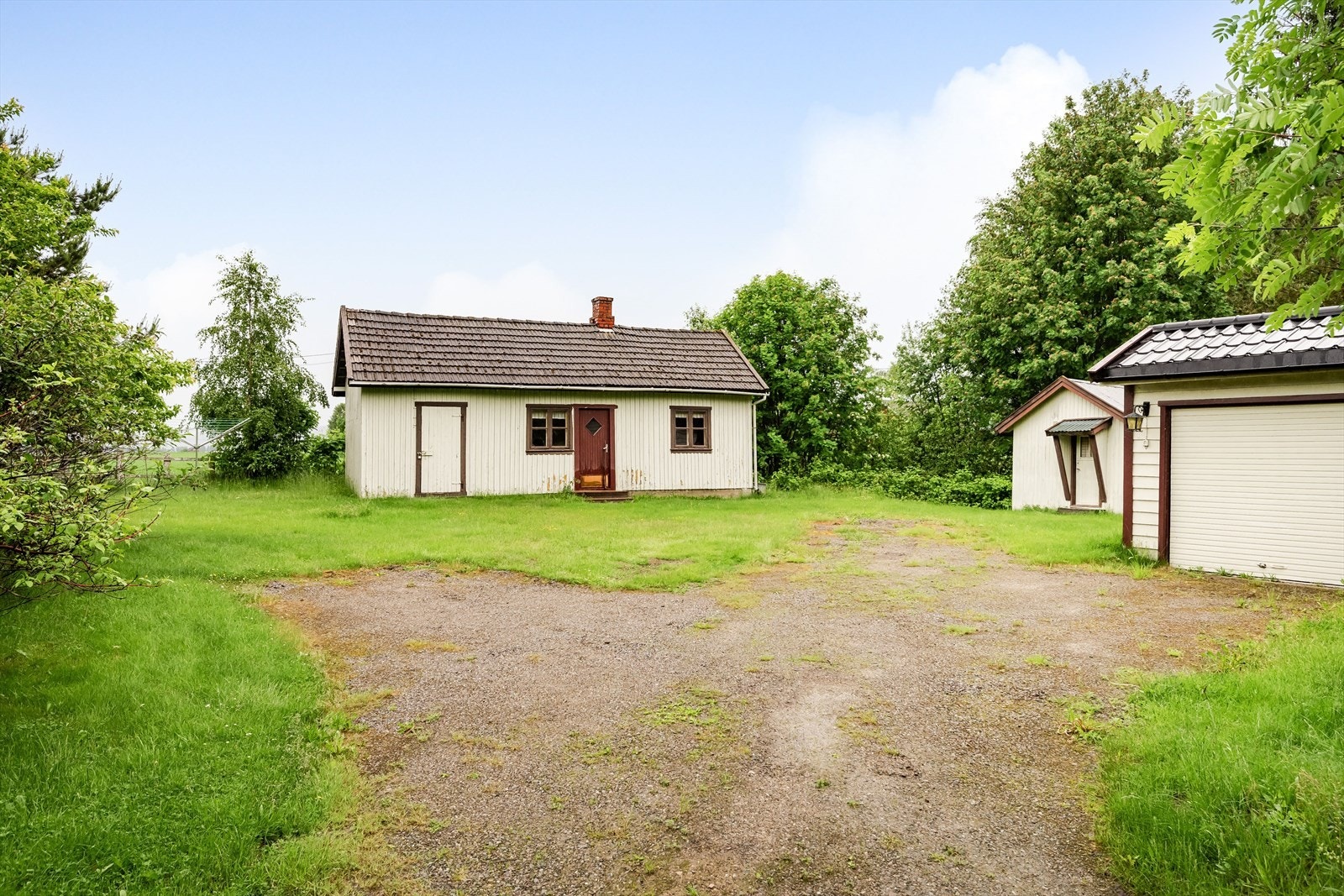 Eiertomt bestående av gnr./bnr. 42/152 og 42/198 på ca. 2 daa. Av disse utgjør dyrket jord ca. 0,6 daa, skog ca. 0,2 daa og bebygd tun på ca. 1,2 daa. Galleribilde