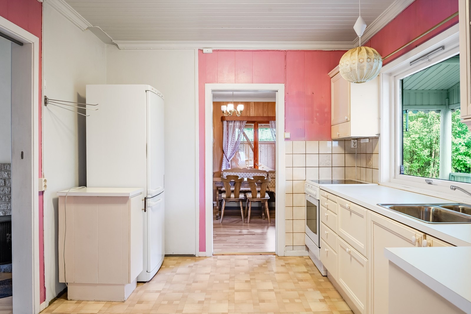 Det er avsatt plass til frittstående kjøle-/fryseskap og komfyr. Galleribilde