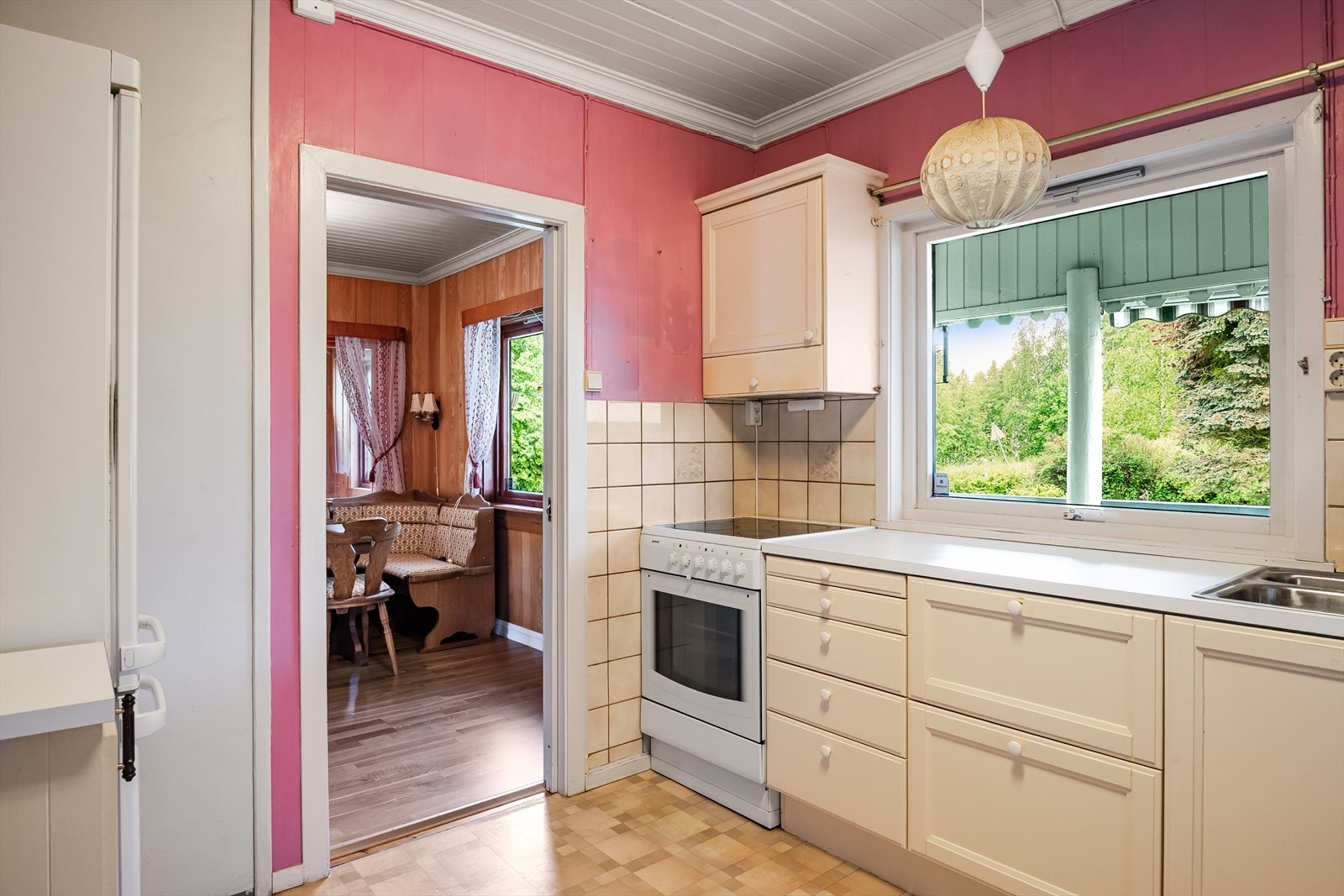 Kjøkkeninnredning med profilerte fronter, laminerte benkeplater og vask i rustfritt stål. Galleribilde