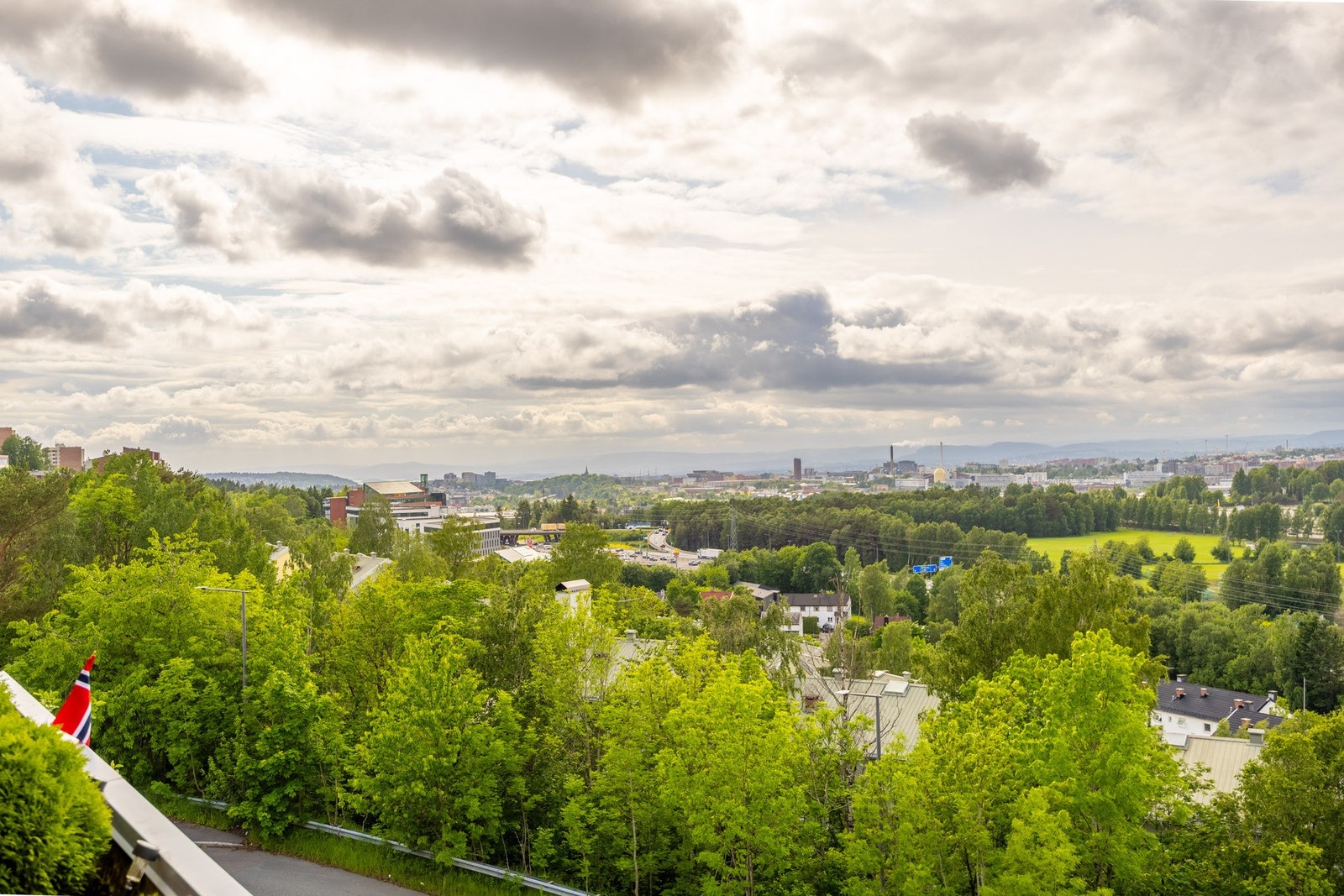 Leiligheten ligger usjenert til i byggets toppetasje, og har fantastisk utsikt over nærområdet. Galleribilde
