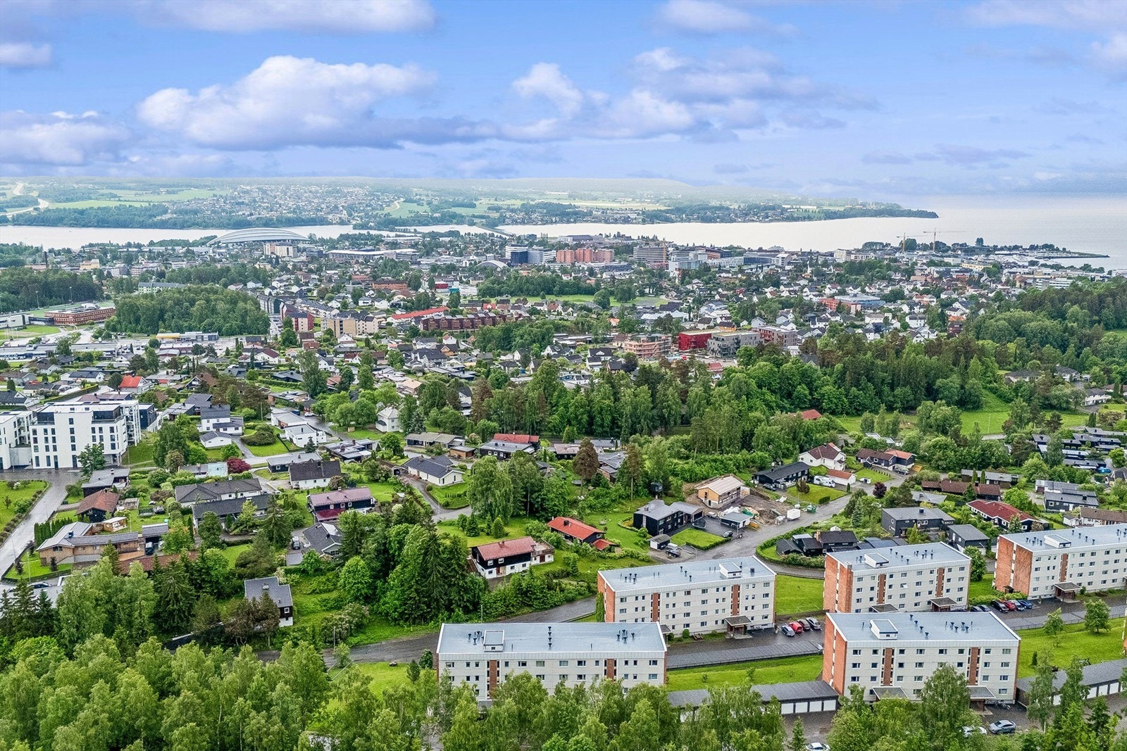 Ca. 2 km til Hamar sentrum som byr på ett rikt tilbud av kaféer, restauranter, variert kulturtilbud og kjøpesenteret CC Hamar. Galleribilde