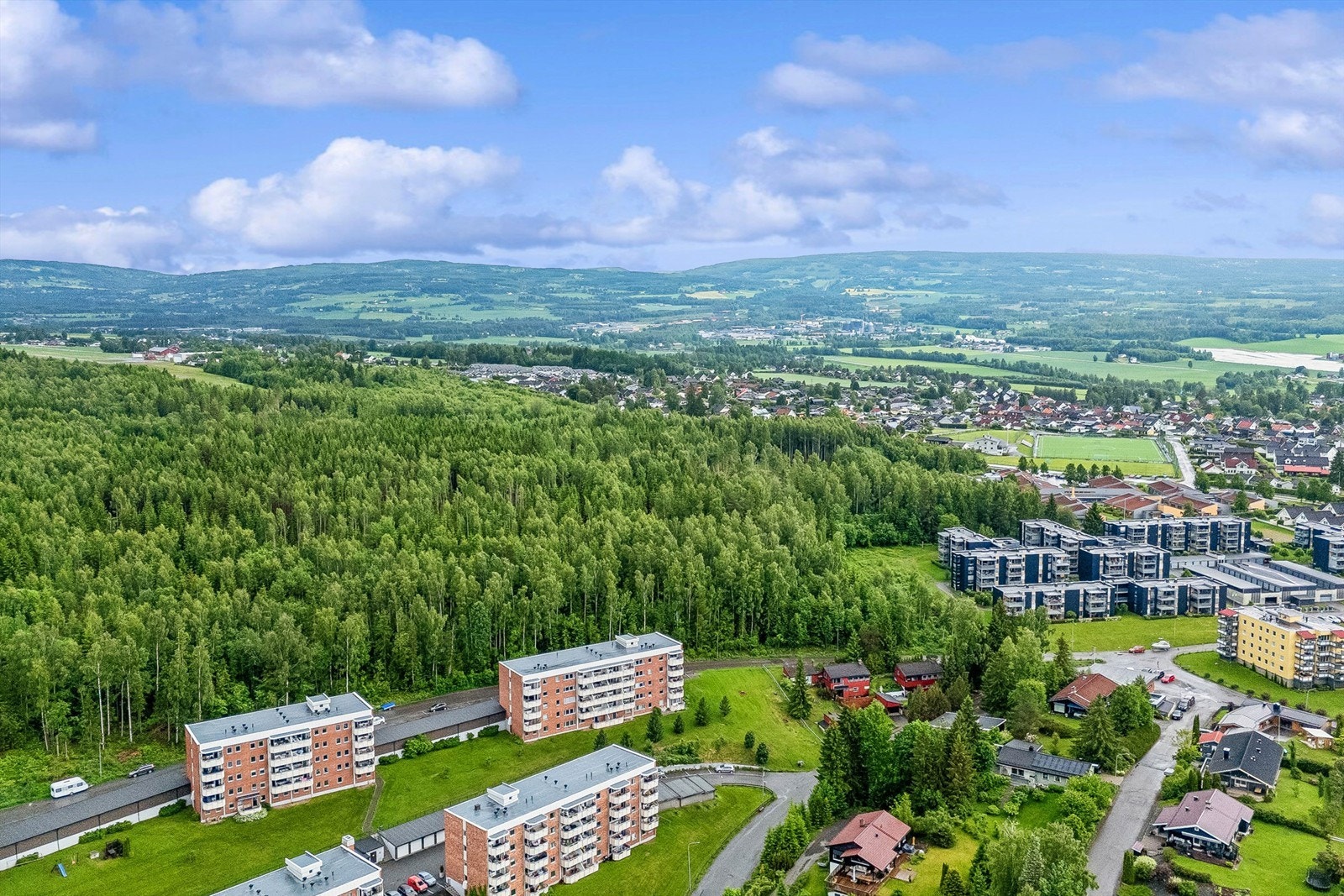 Gode turstier og lysløype i friluftsområdet Klukhagan rett ovenfor. Galleribilde